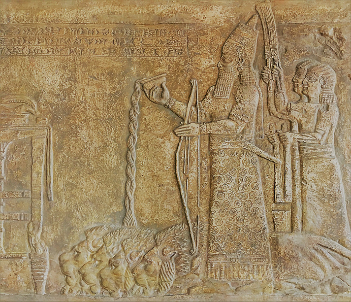 Neuassyrisches Relief aus Niniveh: Assurbanipal mit Trankopfer über Löwen (Foto: J. Stein)